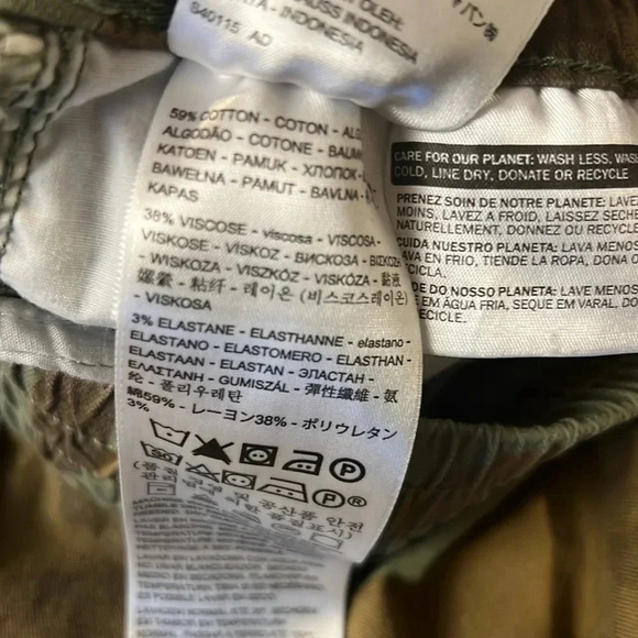 Levi’s mid rise ankle length camouflage print jogger pants size small - Picture 14 of 15